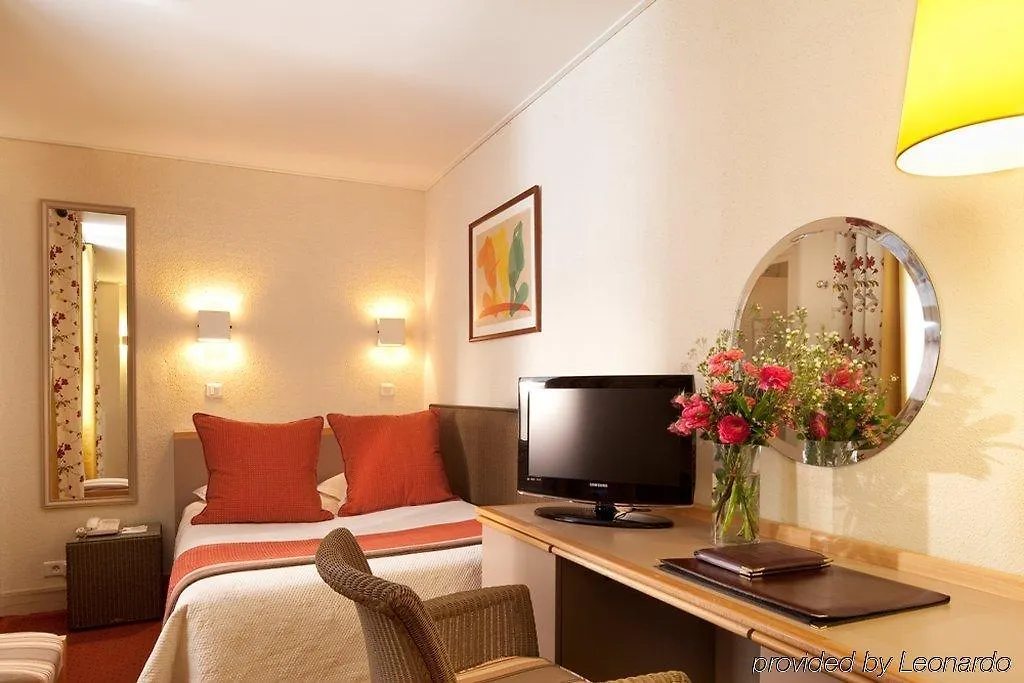 ****  Hotel Moderniste パリ フランス